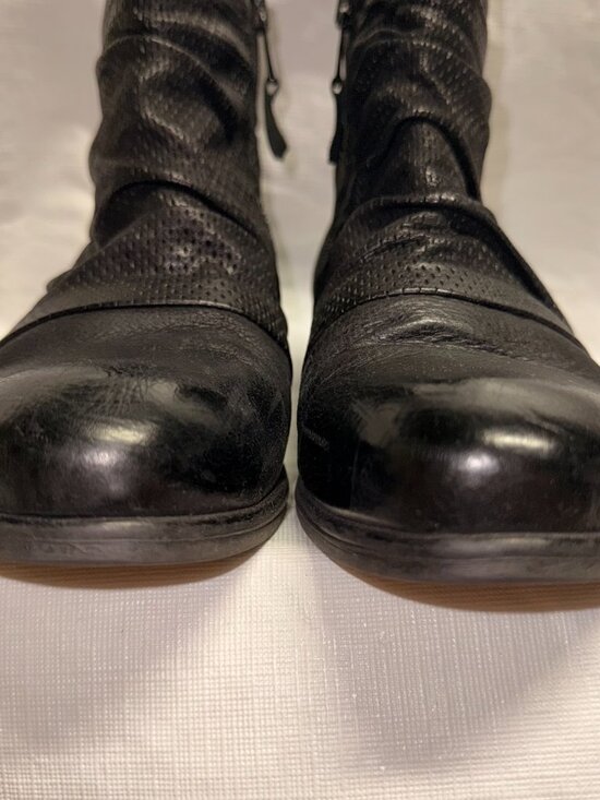 Miz Mooz Sallie Black Leather Ruched Ankle Boots - Button Detail Size 6.5 - Picture 2 of 12